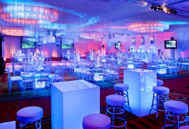 wedding-centerpieces-with-submersible-led-lights
